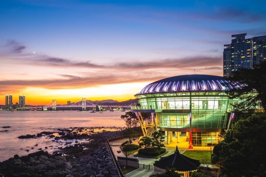 Ramada Encore by Wyndham Busan Haeundae Bagian luar foto